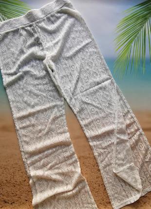 Ажурные полупрозрачные белые брюки с разрезами3 фото