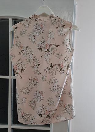 Пудровая блуза в цветочный принт