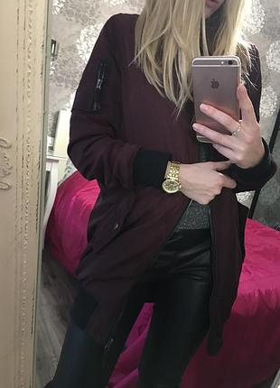 Удлинённый бомбер очень красивого цвета