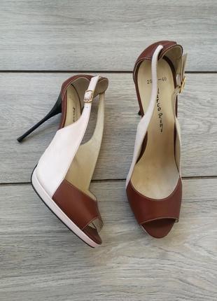 Ииальянские кожаные босоножки на металлической шпильке