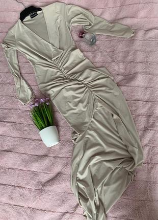Платье длинное коктейльное бежевого цвета prettylittlething