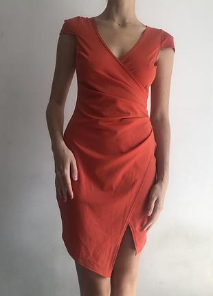 Яскраве помаранчеве плаття