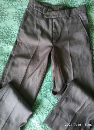 Класичні брюки на хлопця в ідеальному стані.