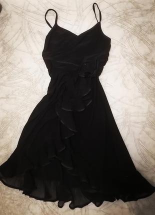 Чёрное коктейльное платье с запахом на бретелях1 фото