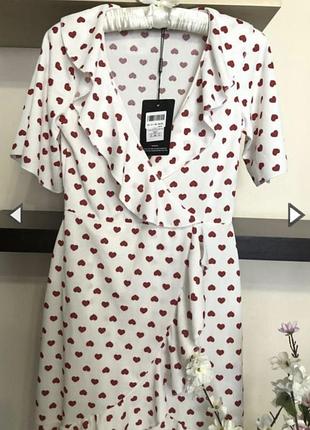 Красивое короткое платье на запах с сердечками,