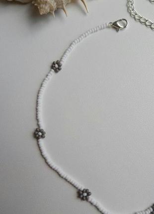 Чокер из бисера ромашки цветочки белый серый білий колье тренд 2021 ожерелье2 фото