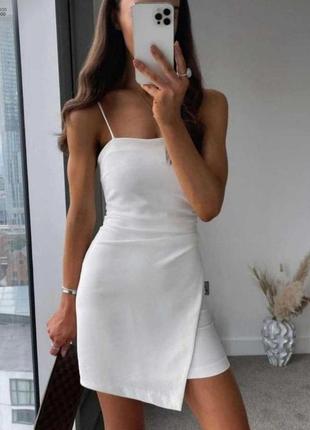 Біле плаття на бретельках