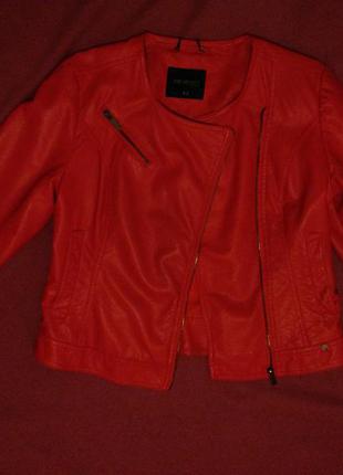 Красная кожаная куртка3 фото