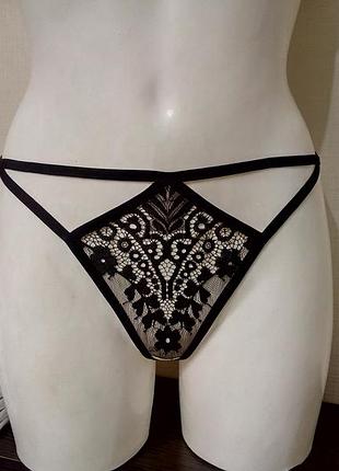 Гарячі стрінги з вирізом на цікавих місцях