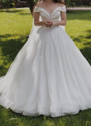 Нежное свадебное платье айвори с опущенными плечами1 фото