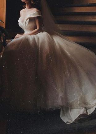 Нежное свадебное платье айвори с опущенными плечами2 фото