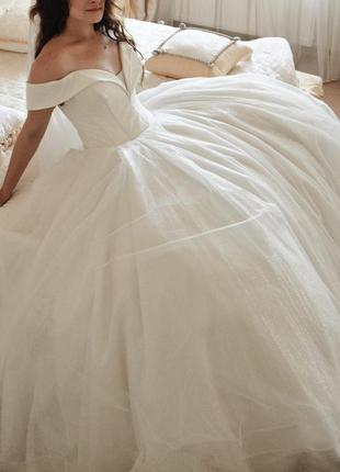 Нежное свадебное платье айвори с опущенными плечами3 фото