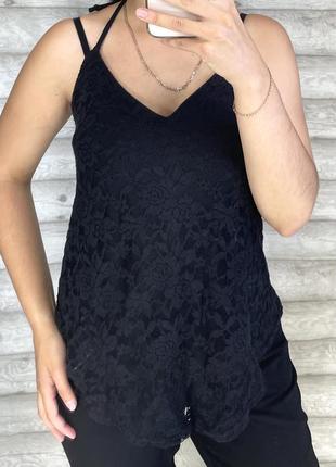 Чорна майка з мереживом