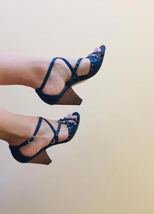 Розпродаж!цікаві шкіряні босоніжки на стійкому каблучку