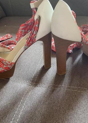 Босоножки на завязках