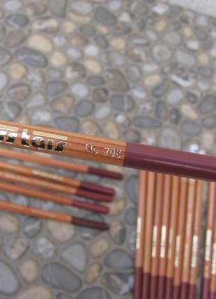 Олiвець для губ мiстаiс