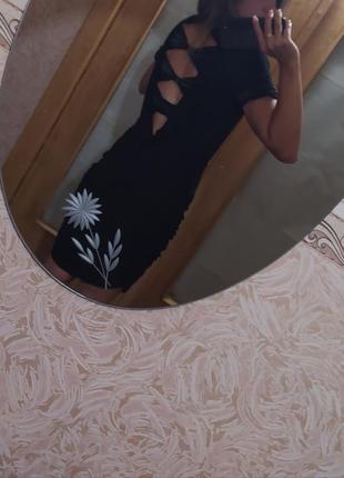 Маленькое чёрное платье с открытой спиной1 фото