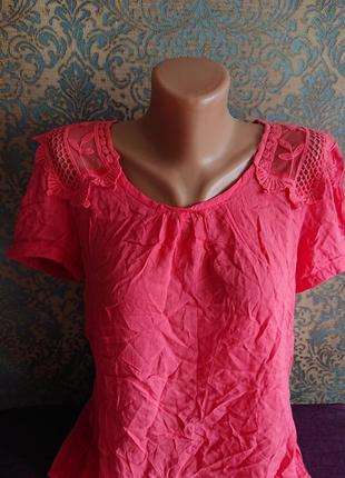 Красивая легкая летняя коралловая футболка с кружевом блуза блузка блузочка р.м/l3 фото