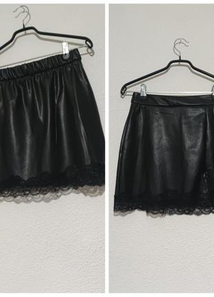 Мини юбка с эко-кожи с разрезом и окантовкой bershka4 фото