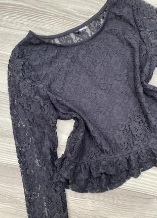 Укорочённая чёрная блуза с воланом, кружевной крой-топ с воланами9 фото