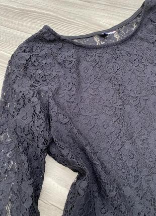 Укорочённая чёрная блуза с воланом, кружевной крой-топ с воланами6 фото