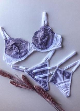 Комплект с лифом на косточках с двумя трусиками💎