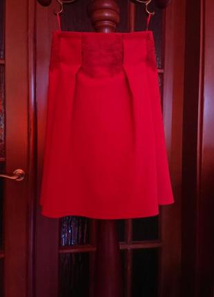 Шикарная яркая плиссированная красная миди юбка с цветочной вышивкой в стиле 50х7 фото