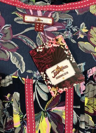 Очень красивое и стильное брендовое платье в цветах.