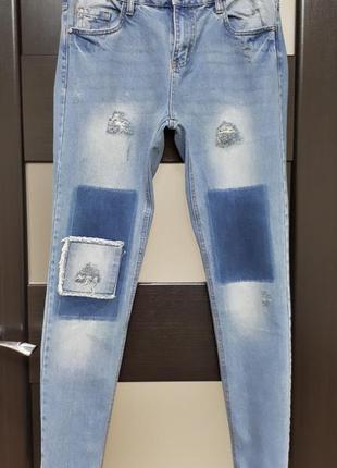 Esmara контрастные плотные джинсы с латками и рванками