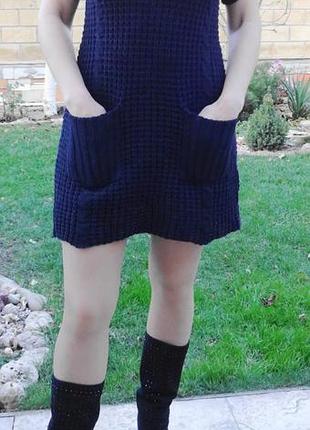 Синее платье интересной вязки с кармашками.