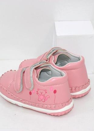 Красиві дитячі черевички для дівчаток на липучках в ніжно-рожевому кольорі.7 фото