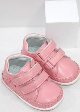 Красиві дитячі черевички для дівчаток на липучках в ніжно-рожевому кольорі.4 фото
