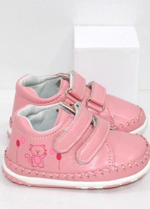 Красиві дитячі черевички для дівчаток на липучках в ніжно-рожевому кольорі.5 фото