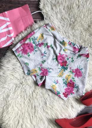 Яркие шорты ассиметричные в цветы