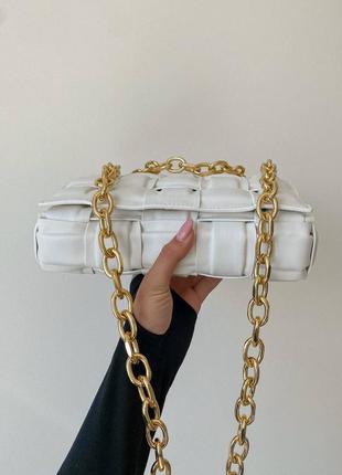 Женская сумка в стиле bottega veneta the chain cassette white5 фото