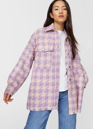 Актуальна куртка-сорочка оверсайз.