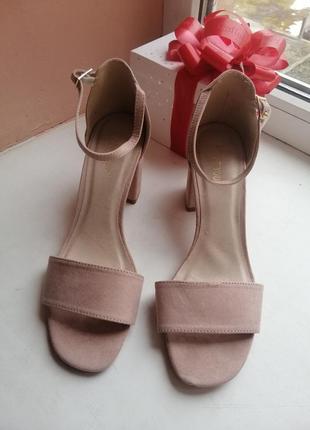 Босоніжки пудра about you