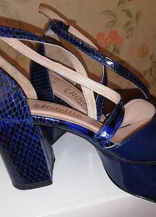 Босоножки лаковые