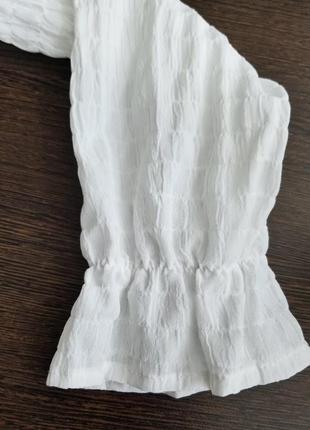 Біла блузка оверсайз з відкритими плечима топ з драпіруванням бохо об'ємні рукави блузка з оборкою5 фото