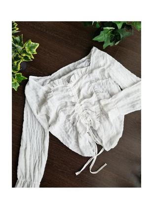 Біла блузка оверсайз з відкритими плечима топ з драпіруванням бохо об'ємні рукави блузка з оборкою8 фото