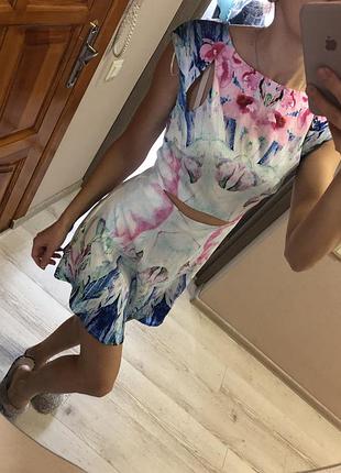 Роскошное яркое стильное платье мини с разрезами