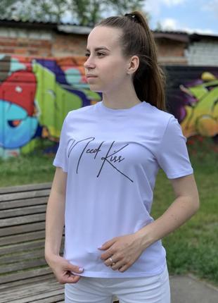 Актуальна базова біла футболка приталеного крою, бавовна slim fit need kiss