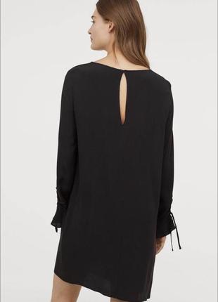 Черное короткое платье из вискозы3 фото