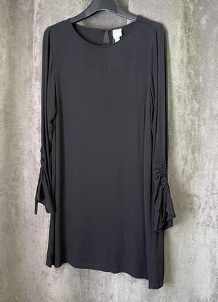 Черное короткое платье из вискозы5 фото