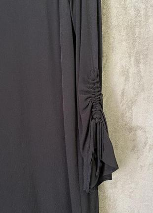 Черное короткое платье из вискозы6 фото