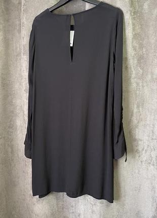 Черное короткое платье из вискозы8 фото