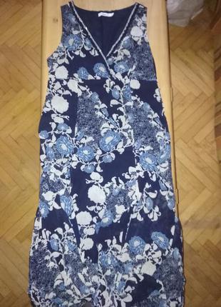 Класне плаття в квіти.)
