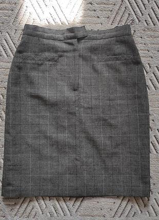 Сіра класична спідниця в клітку до колін