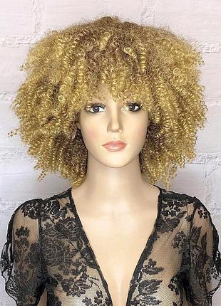Парик афро коричневый пшеничный каре омбре кудрявый термостойкий / перука коричнева пшенична