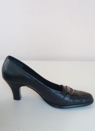 Классические женские туфли на каблучке 40 размера из натуральной кожи4 фото